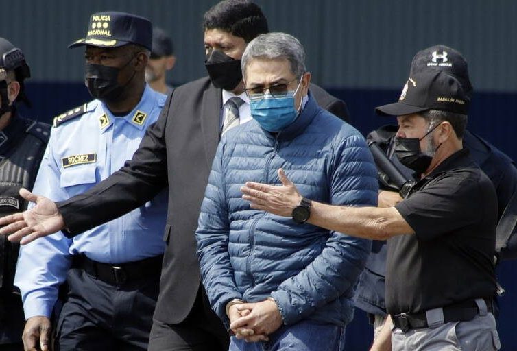 🇺🇸 🇭🇳 L’ex-président du Honduras condamné à quarante-cinq ans de prison pour trafic de drogue (Libération / AFP)