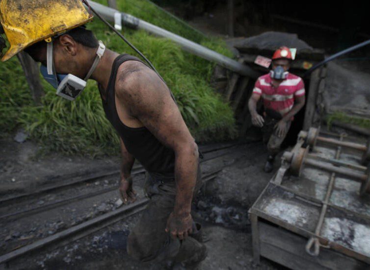 🇨🇴 La Colombie annonce suspendre ses livraisons de charbon à Israël (RFI / AFP)