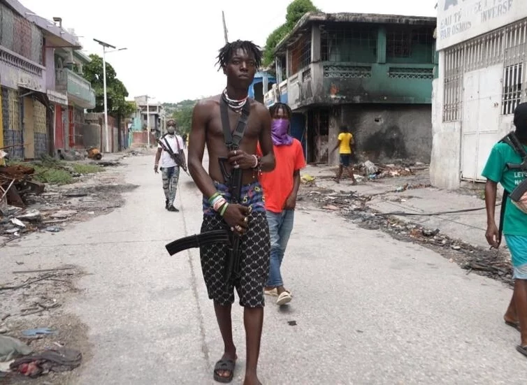 🇭🇹 Reportage exclusif en Haïti : à Port-au Prince, capitale assiégée par les gangs (Catherine Norris-Trent et Roméo Langlois /France 24)