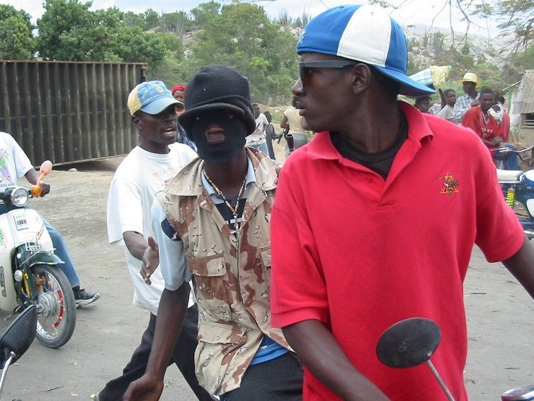 🇭🇹 Haïti face à la violence des gangs (entretiens avec Frédéric Thomas et Jean-Marie Théodat / reportage / France 24)